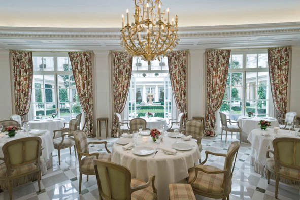 Le restaurant gastronomique ouvre ses baies vitrées sur le magnifique jardin à La Française de l'hôtel.