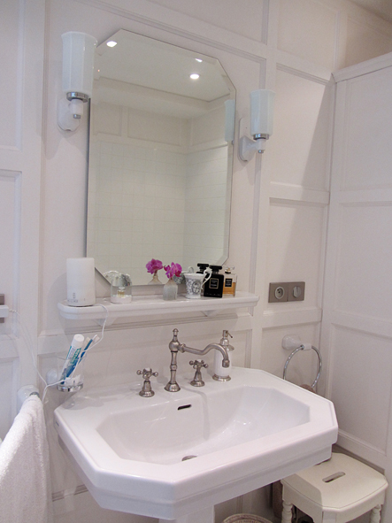 La salle de bains revêt un caractère particulier puisqu’elle s’inspire de la Belle Epoque avec des équipements et des luminaires 1900