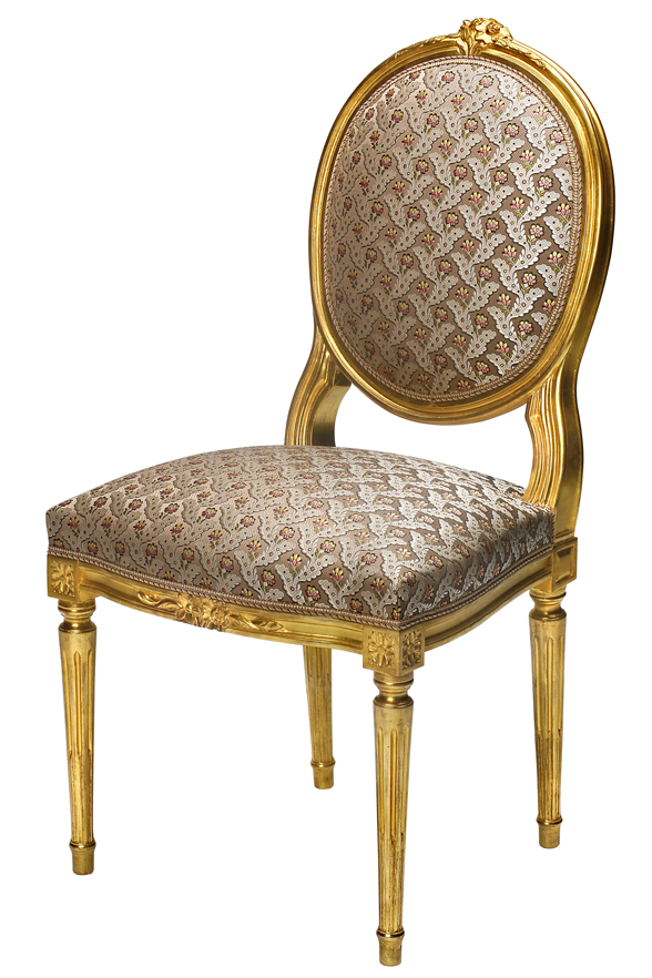 Taillardat. Chaise « Talloires » style Louis XVI, hêtre doré à la feuille, tissu Tassinari et Chatel, L 50 × H 92 × P 45 cm, prix sur demande (www.taillardat.fr). 